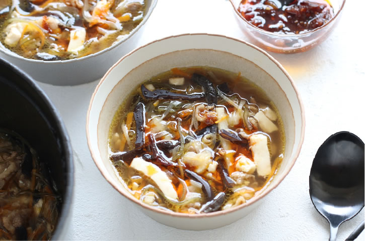 写真：黒酢と超肉厚黒きくらげの酸辣湯