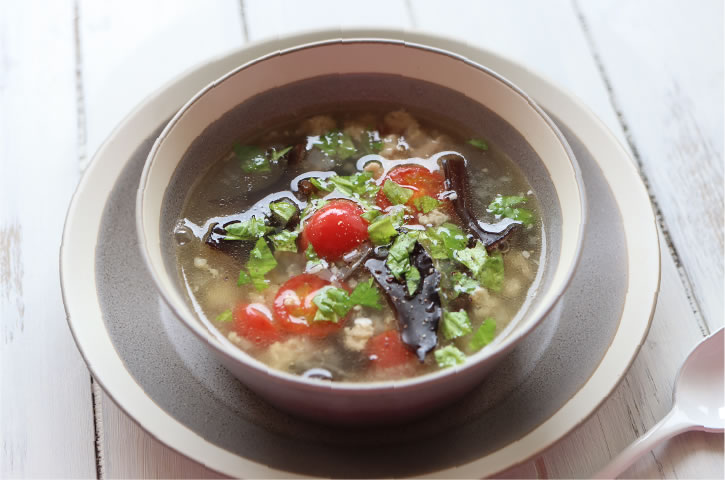 写真：トマト＆超肉厚きくらげの爽やかスープ