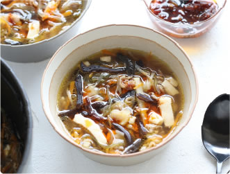 写真：黒酢と超肉厚黒きくらげの酸辣湯