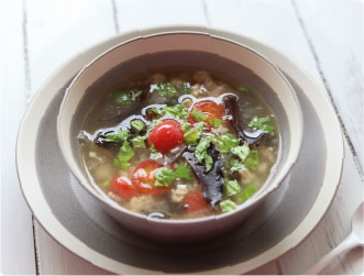 写真：トマト＆超肉厚きくらげの爽やかスープ